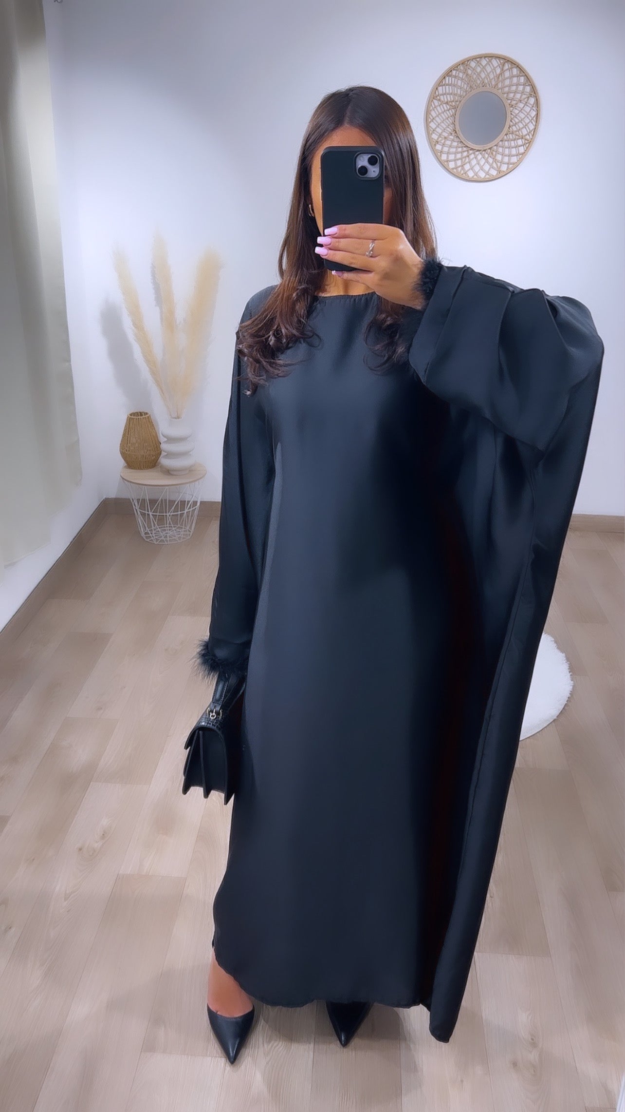 Robe noir avec détail plume